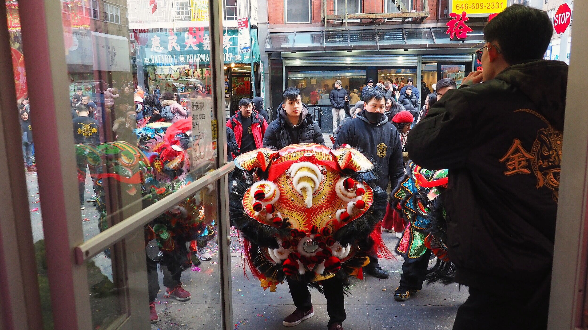 Lions bow three times upon entering and exiting shops.