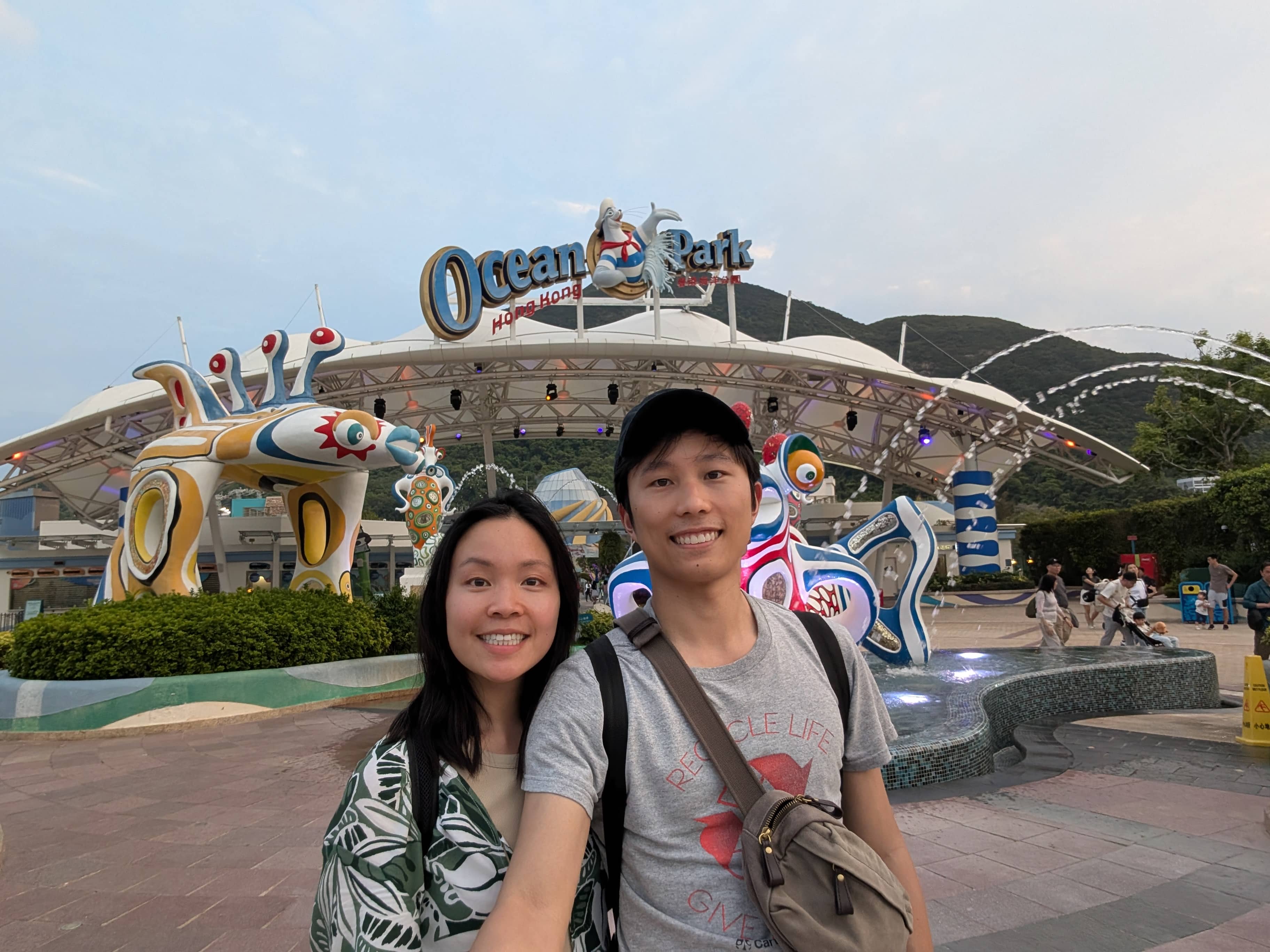 Hong Kong Disneyland vs Ocean Park: Which is Better? – RoxReels