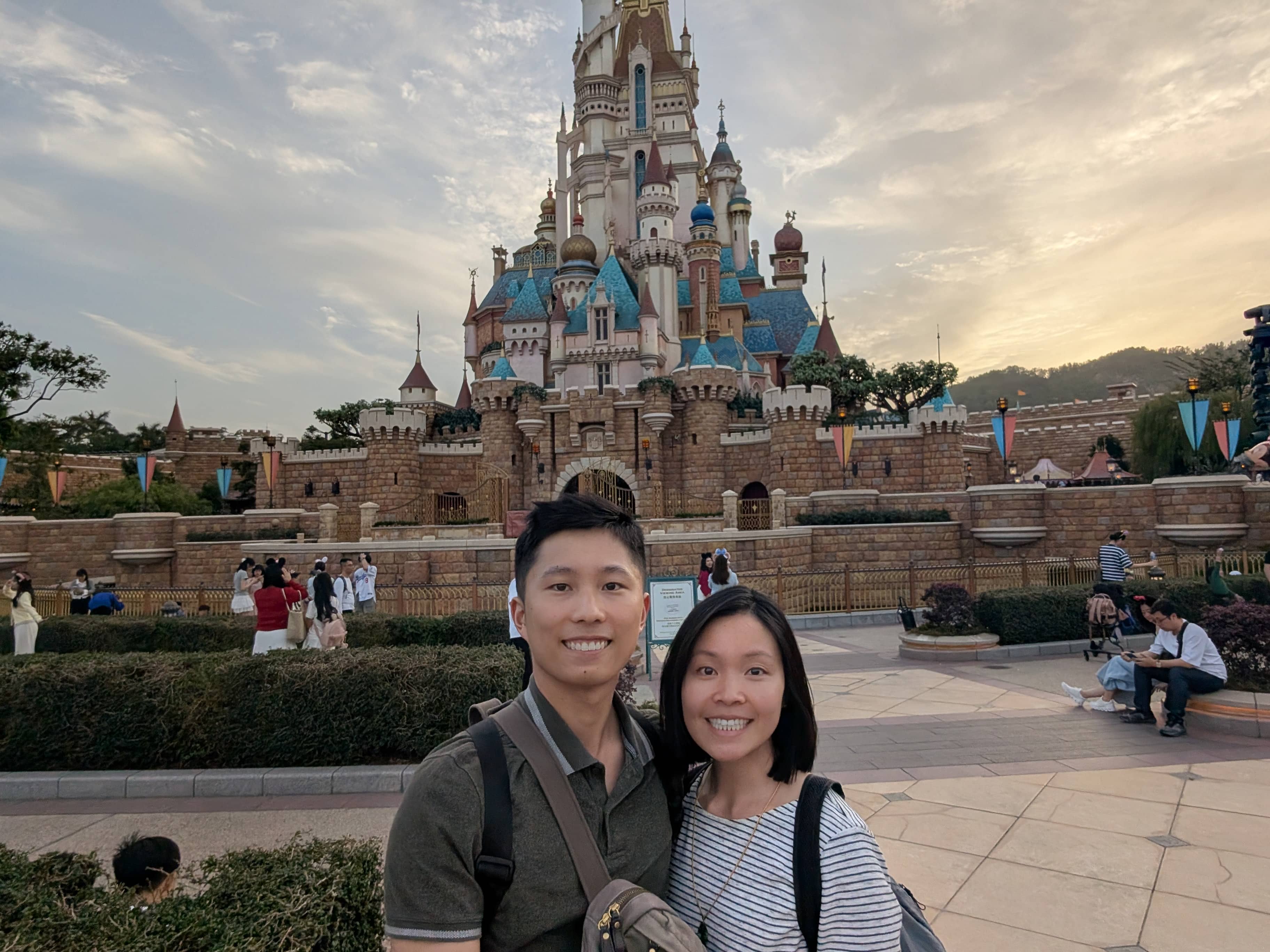 Hong Kong Disneyland vs Ocean Park: Which is Better? – RoxReels